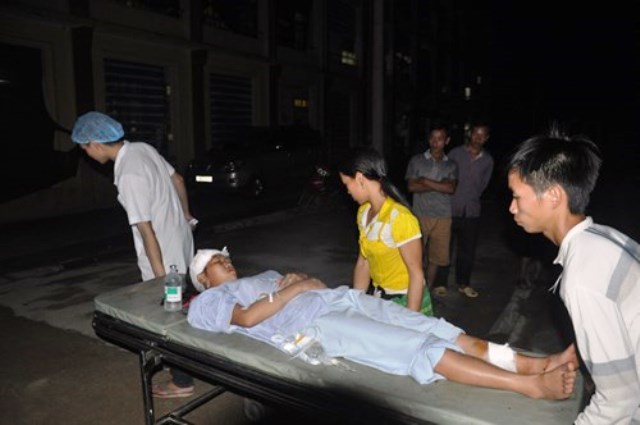 
Các nạn nhân bị thương được đưa đến bệnh viện cấp cứu. Ảnh: Quyết Thắng
