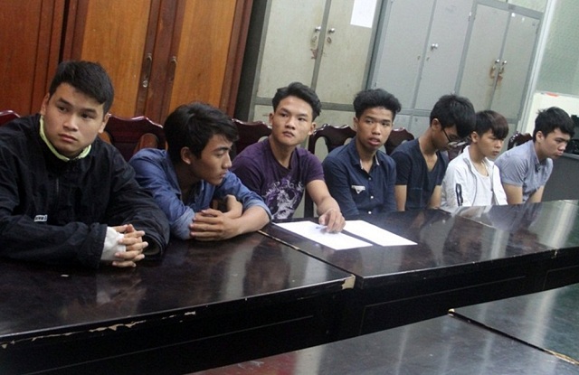 
Nh&oacute;m thanh thiếu ni&ecirc;n đập ph&aacute; h&agrave;ng loạt &ocirc; t&ocirc; tại cơ quan c&ocirc;ng an. Ảnh: TT
