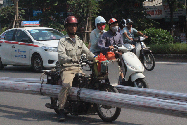 
Một chiếc xe mọt trơ khung chở hàng cồng kềnh lưu thông trên đường Đại Cồ Việt.
