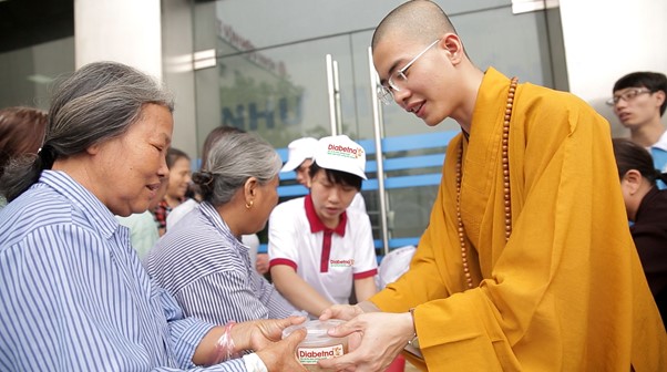 
Sư thầy Thích Quảng Toàn – chùa Pháp Vân tận tay tặng “bát cháo yêu thương” cho bệnh nhân tiểu đường tại Bệnh viện Nội tiết.

