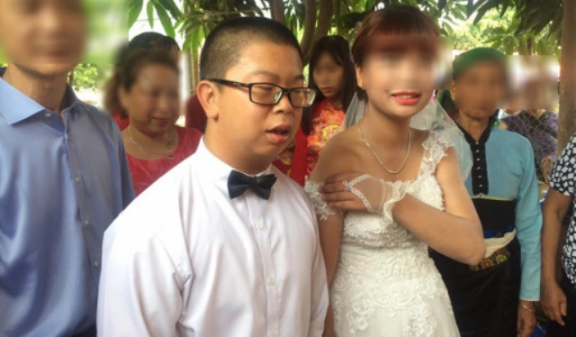 Đám cưới giữa cô dâu 15 tuổi và chú rể là người Trung Quốc gây xôn xao dư luận.