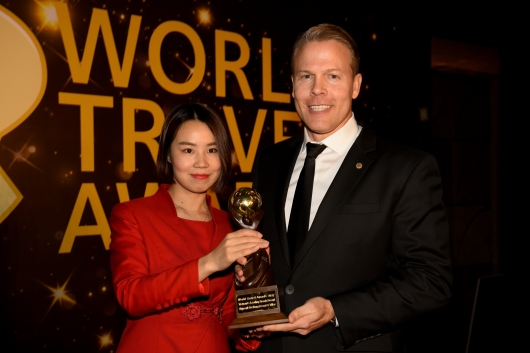 Đại diện Vinpearl (phải) nhận giải thưởng do World Travel Award trao tặng