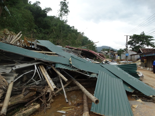 Sạt lở đất khiến ngôi nhà chị Vi Thị Hiền bị hư hỏng hoàn toàn