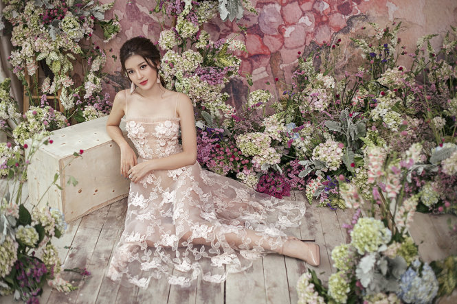 Kiều diễm trong bộ đầm ren, Huyền My mang đến vẻ đẹp nhẹ nhàng, dễ chịu với những mẫu váy kết hoa dành cho những đêm tiệc mùa hè sang trọng.