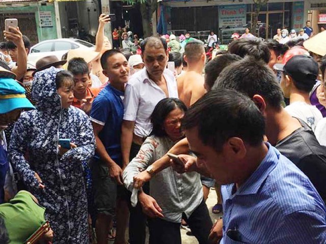 
Nhiều người dân vây đánh hai phụ nữ bán tăm nghi bắt cóc trẻ em ở huyện Sóc Sơn, Hà Nội. Ảnh: CTV
