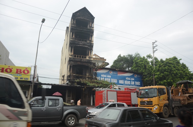 Ngôi nhà 5 tầng tại trung tâm thị trấn Xuân Mai bị khói ám đen sì sau sự cố cháy trong đêm.