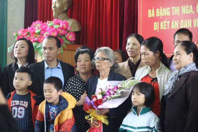
Gia đình bà Đặng Thị Nga được TAND tỉnh Điện Biên xin lỗi công khai.
