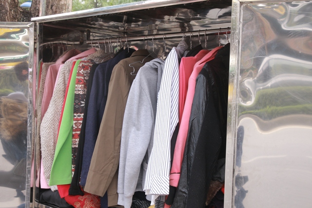 
Một tủ quần áo từ thiện miễn phí đặt tại vỉa hè đường Lê Lợi, TP.Vinh (Nghệ An) với khẩu hiệu Đông ấm yêu thương – ai thừa đến sẻ chia, ai thiếu đến lấy” đang thu hút sự quan tâm của người dân địa phương và người đi đường suốt thời gian qua
