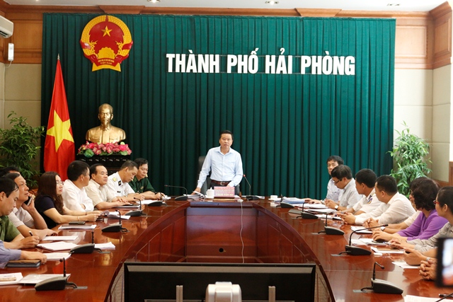 
Phó Chủ tịch UBND thành phố Phạm Văn Hà chỉ đạo công tác, phòng chống ứng phó cơn bão số 10.
