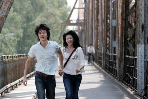 
Cầu Long Biên - Hà Nội xuất hiện trong bộ phim.

 
