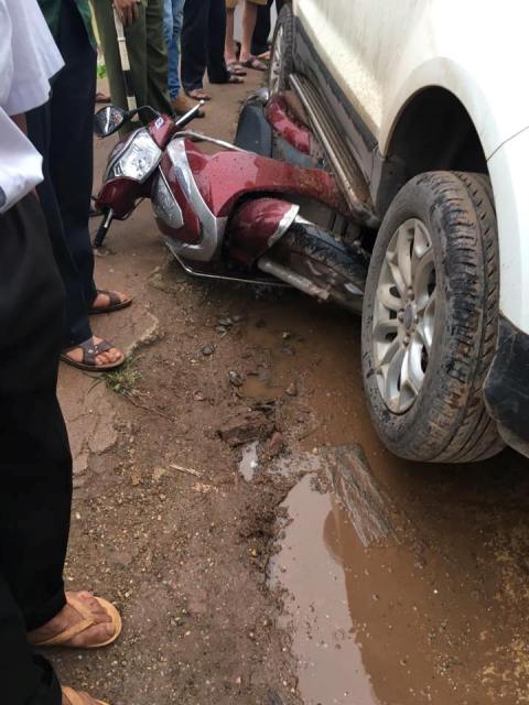 
Chiếc xe máy bị mắc kẹt trong gầm xe ô tô sau vụ tai nạn. Ảnh: Đức Việt
