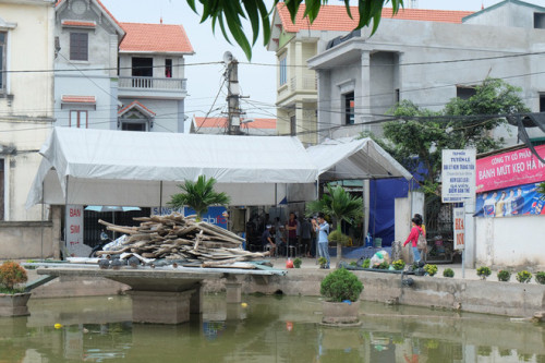 
Đám tang anh Trình và cháu Tuấn Vũ ngay sát cạnh nhau. Ảnh: PV
