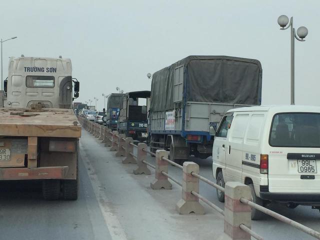 
Vụ tai nạn khiến đoạn đường qua cầu Thanh Trì ùn tắc nhiều giờ.
