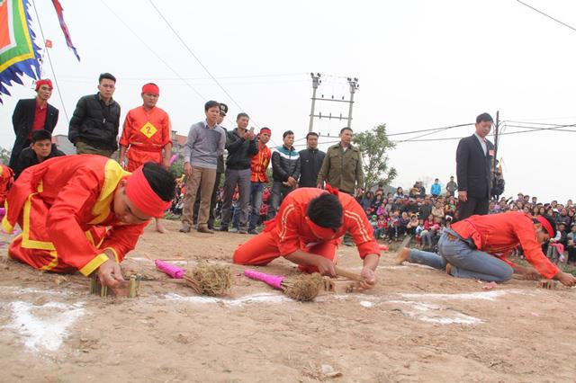 Trai làng Ngọc Tiên thi đánh lửa thổi cơm