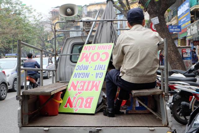 
Tại tuyến đường Phủ Doãn, nơi có một số bệnh viện lớn, hàng quán, kinh doanh lấn chiếm vỉa hè nhiều nên nhiều hộ dân bị xử phạt hành chính.
