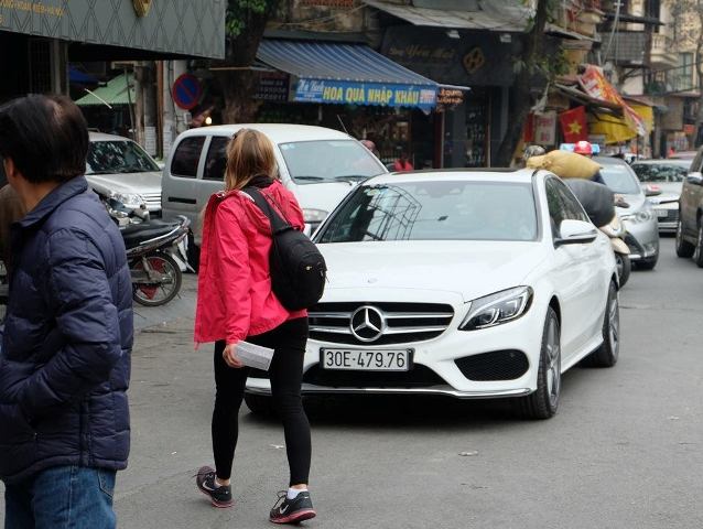 
Một chiếc xe Mercedes đỗ ngay lề đường sát chợ Hàng Da bị lập biên bản xử phạt.
