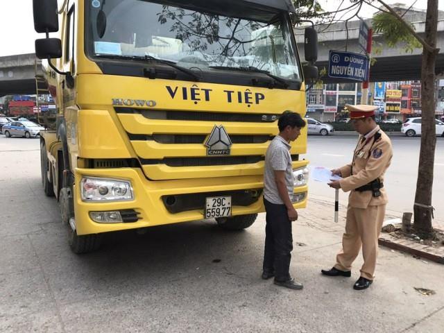 
Một trường hợp xe tải chở bê tông của Cty Cổ phần Đầu tư & Xây dựng phát triển Việt Tiệp bị Đội CSGT số 7 xử lý do chạy sai giờ quy định
