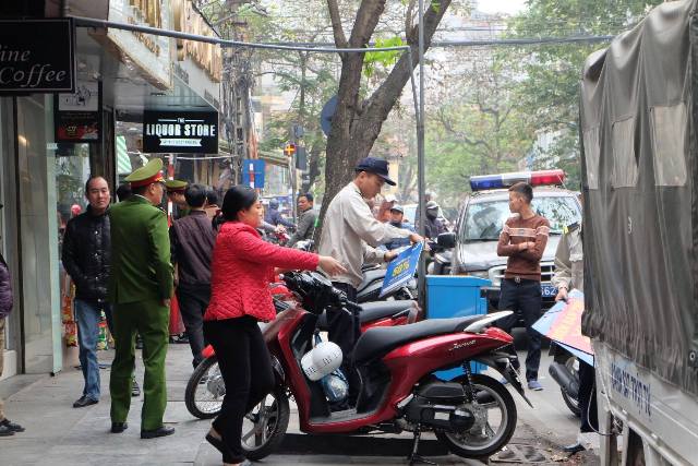 
Nhiều trường hợp người dân để xe máy, ô tô trên vỉa hè không đúng nơi quy định đã bị tổ công tác lập biên bản, tạm giữ xe đưa về trụ sở công an các phường chờ xử lý. Ảnh: Cao Tuân
