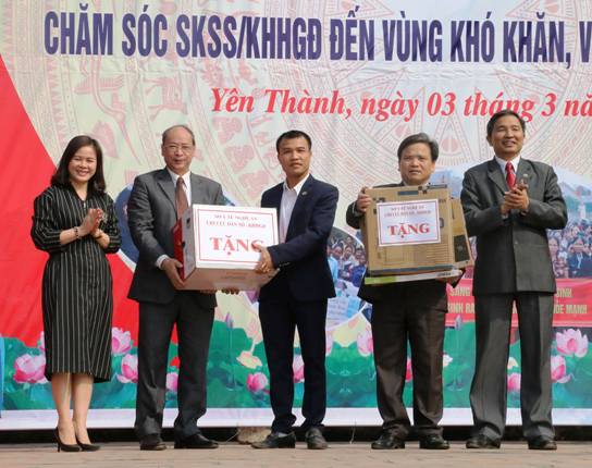 
Lãnh đạo Tổng cục DS-KHHGĐ và Sở Y tế tặng quà cho chính quyền xã Lăng Thành. Ảnh: M.H
