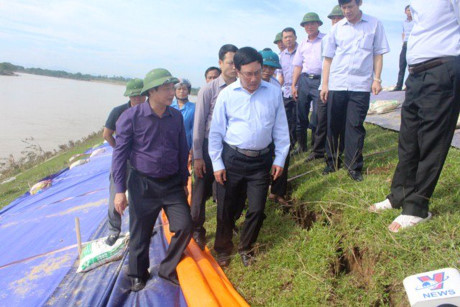 Phó thủ tướng thăm tuyến đê sông Chu bị rạn nứt