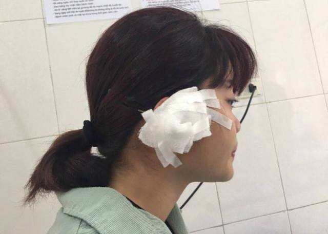 
Chị Bùi Thị Huyền T. đang được điều trị tại Bệnh viện quân đội 108. Ảnh: Nhật Tân
