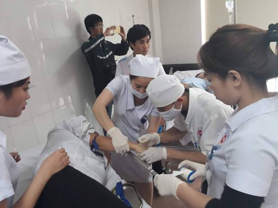 
Các bác sĩ đang cấp cứu cho công nhân Công ty điện tử BSE đóng tại Khu công nghiệp Nam Cấm, huyện Nghi Lộc (Nghệ An) ngộ độc thực phẩm ngày 1/4.
