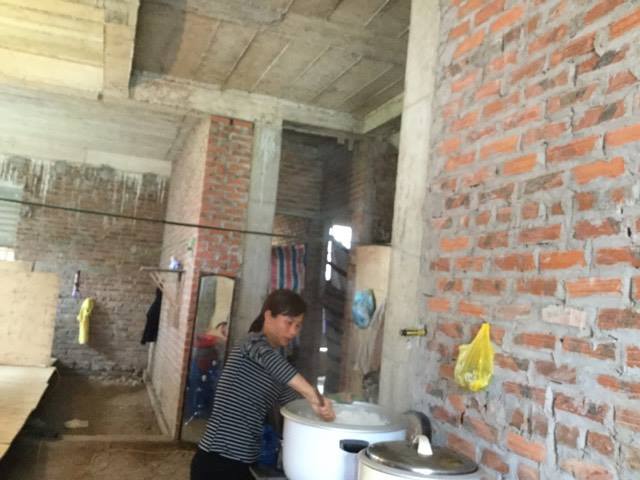
Hàng ngày chị Nguyễn Thị Liên (43 tuổi, Quốc Oai, Hà Nội) nấu ăn cho khoảng 10 công nhân.

