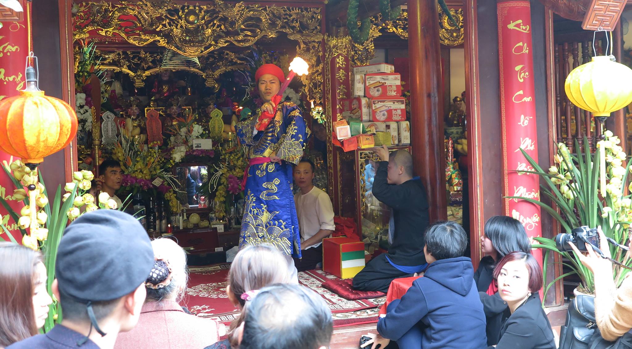 Nghệ sĩ Vượng râu trong một giá hầu gần đây tại Phủ của anh