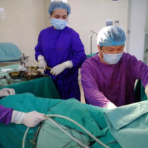 
Các bác sĩ Bệnh viện E thực hiện phẫu thuật trả lại giới tính thật cho cô gái Hà Nội. Ảnh: BVCC
