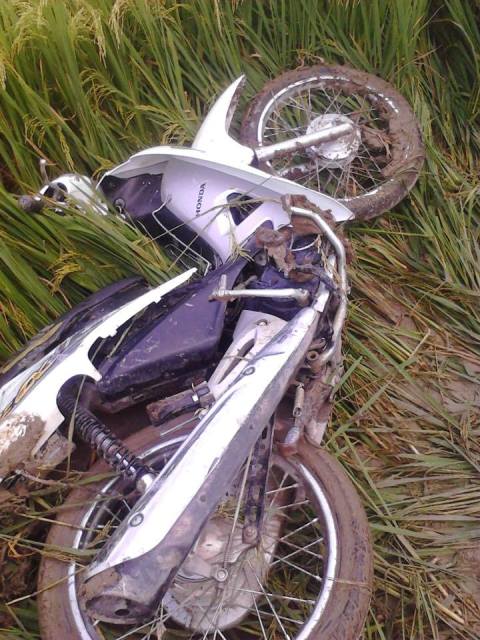 
Một chiếc xe máy của nạn nhân bị tài xế Camry hất văng xuống ruộng.
