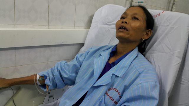 
Bệnh nhân Bùi Thị Vân bàng hoàng kể lại sự việc.
