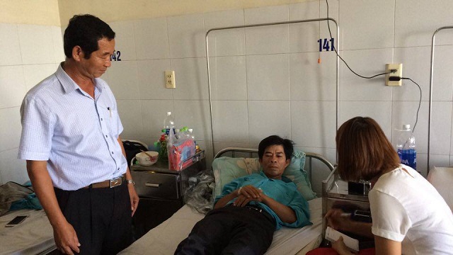 Phó chủ tịch UBND quận Ngũ Hành Sơn (Đà Nẵng) đến bệnh viện thăm hỏi, động viên ông Mới. Ảnh: Tâm Trí 