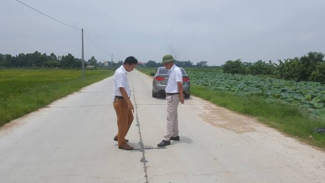 
Ông Lê Ngọc Tuyển - Giám đốc Sở Giao thông Vận tải tỉnh Bắc Ninh (bên phải) thừa nhận chất lượng công trình có vấn đề.
