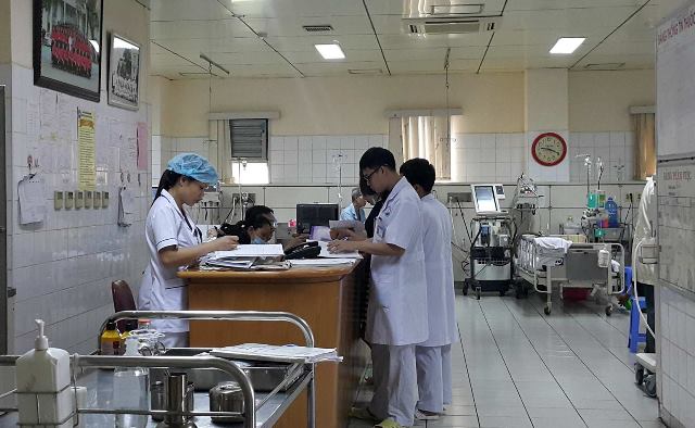 
Tại Khoa Hồi sức - Tích cực - BVĐK Hòa Bình, nhiều bác sỹ cảm thấy lo lắng sau khi BS Hoàng Công Lương bị bắt.
