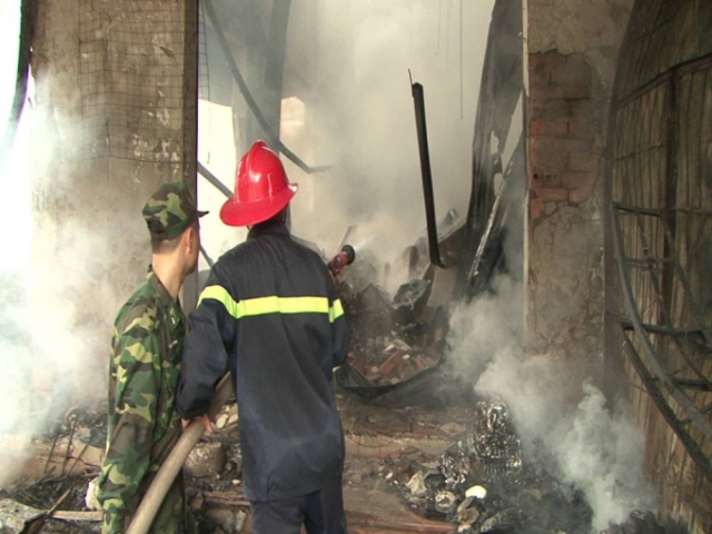 
Lực lượng Cảnh sát PCCC phối hợp các lực lượng chức năng Lạng Sơn nỗ lực dập cháy.
