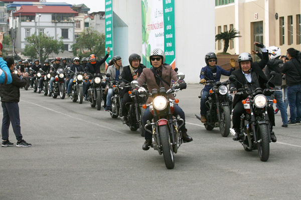 
Các biker đi theo hàng đôi trong suốt buổi diễu hành.
