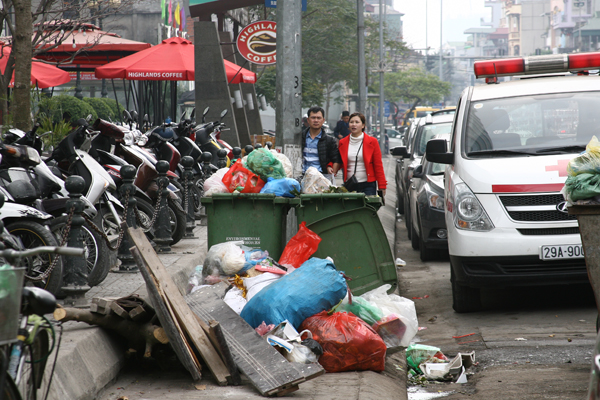 
Khu vực để thùng rác chắn ngang lối đi bộ trên phố Bạch Mai.
