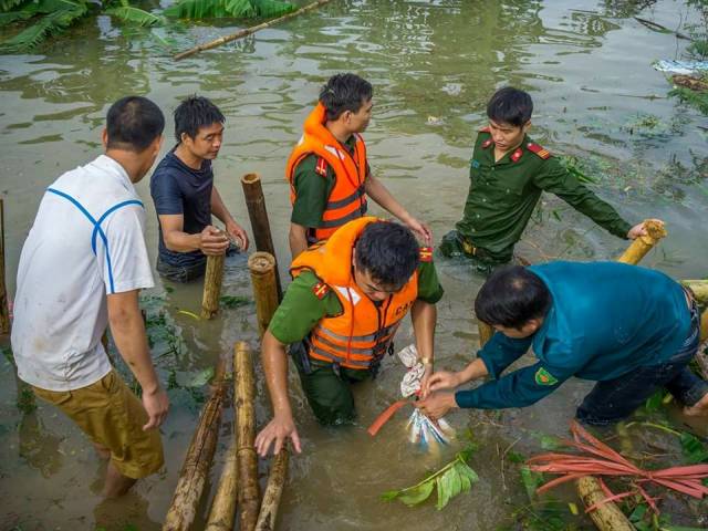 Công an huyện Nga Sơn ngâm mình trong nước lũ để cứu đê sông Hoạt