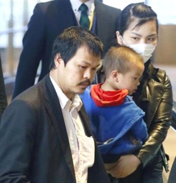 
Gia đình Nhật Linh ở sân bay Narita sáng 21/4. Ảnh: Sankei
