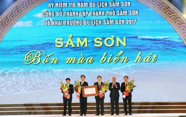 Phó Chủ tịch Quốc hội Uông Chu Lưu trao Nghị quyết của UBTVQH về việc thành lập thành phố Sầm Sơn