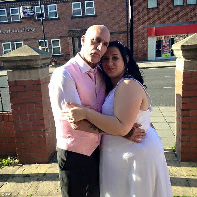 Cặp đôi này làm đám cưới sau lời cầu hôn của Kenny vào thời khắc giao thừa năm 2014