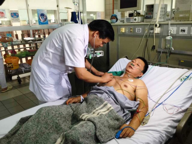 
Bác sĩ Đào Xuân Cơ thăm khám cho bệnh nhân Hòa Bình tại Khoa Hồi sức tích cực Bệnh viện Bạch Mai.
