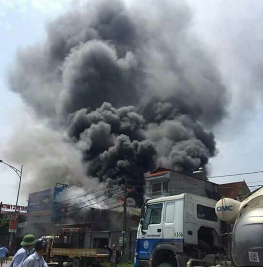 
Hiện trường vụ cháy lớn trưa 29/7 tại xưởng sản xuất bánh kẹo ở xã Đức Thượng (huyện Hoài Đức, TP Hà Nội).
