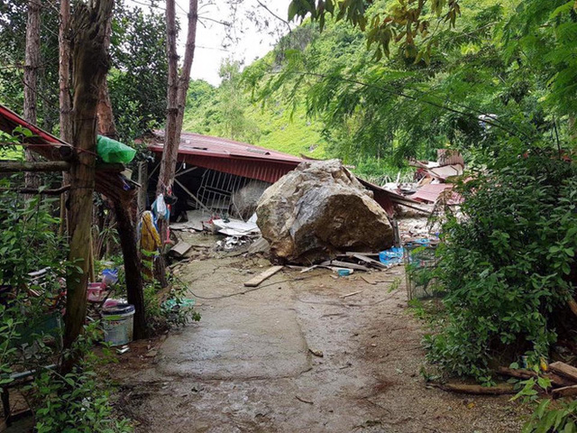 
Căn nhà của mẹ con chị Thơm bị cả trăm tấn đá đè nát.
