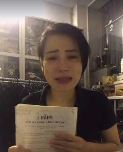 Chị Nguyễn Hồng Nhung - vợ nghệ sĩ Xuân Bắc vừa khóc vừa chia sẻ khi livestream