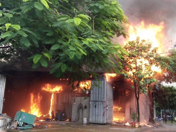 
Vụ cháy bất ngờ xảy ra tại xưởng sửa chữa ô tô nằm trong khu công nghiệp Bắc Duyên Hải (Lào Cai) trưa 2/11. Ảnh minh họa
