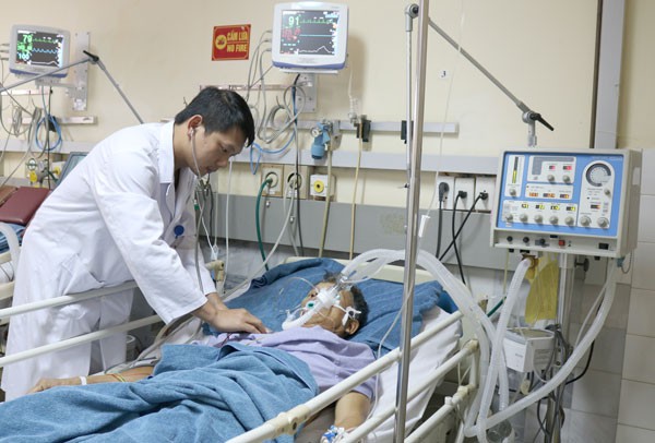 
2 người có biểu hiện bệnh nặng được tiến hành đặt nội khí quản và chuyển khoa Hồi sức tích cực bệnh viện điều trị.
