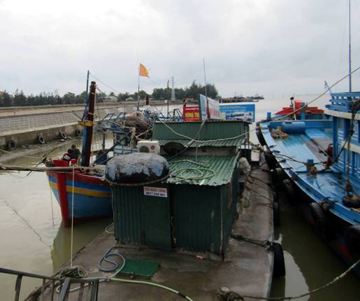
Tàu thuyền của ngư dân tại cảng cá Cửa Hội được neo đậu cẩn thận trước khi bão đổ bộ.
