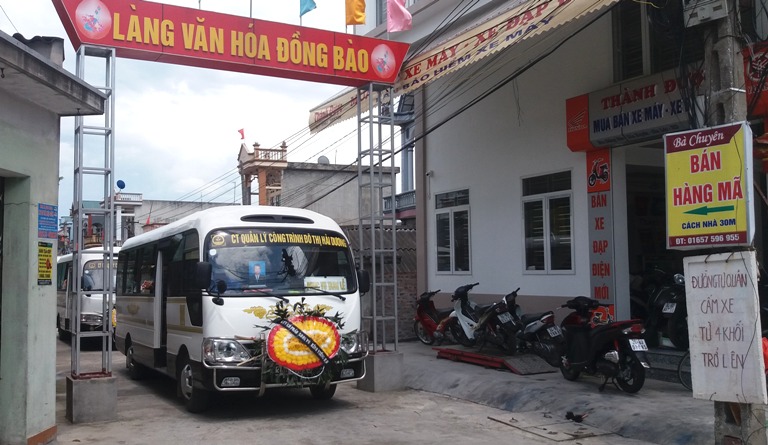 Trong lúc người thân ngất lịm thì di quan của 3 anh em được đưa đi hoả táng