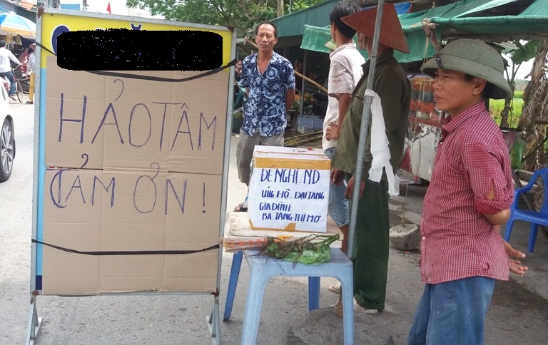 Hòm công đức được dân làng lập ra để ủng hộ 3 anh em tử vong